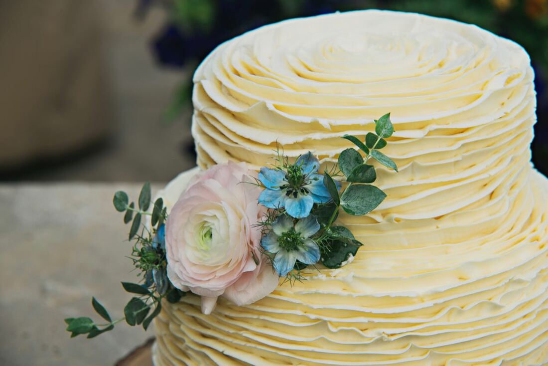 summer ruffle wedding cake
