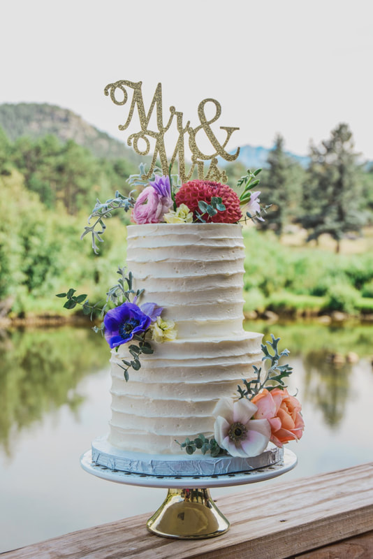 elopement packages Colorado cake